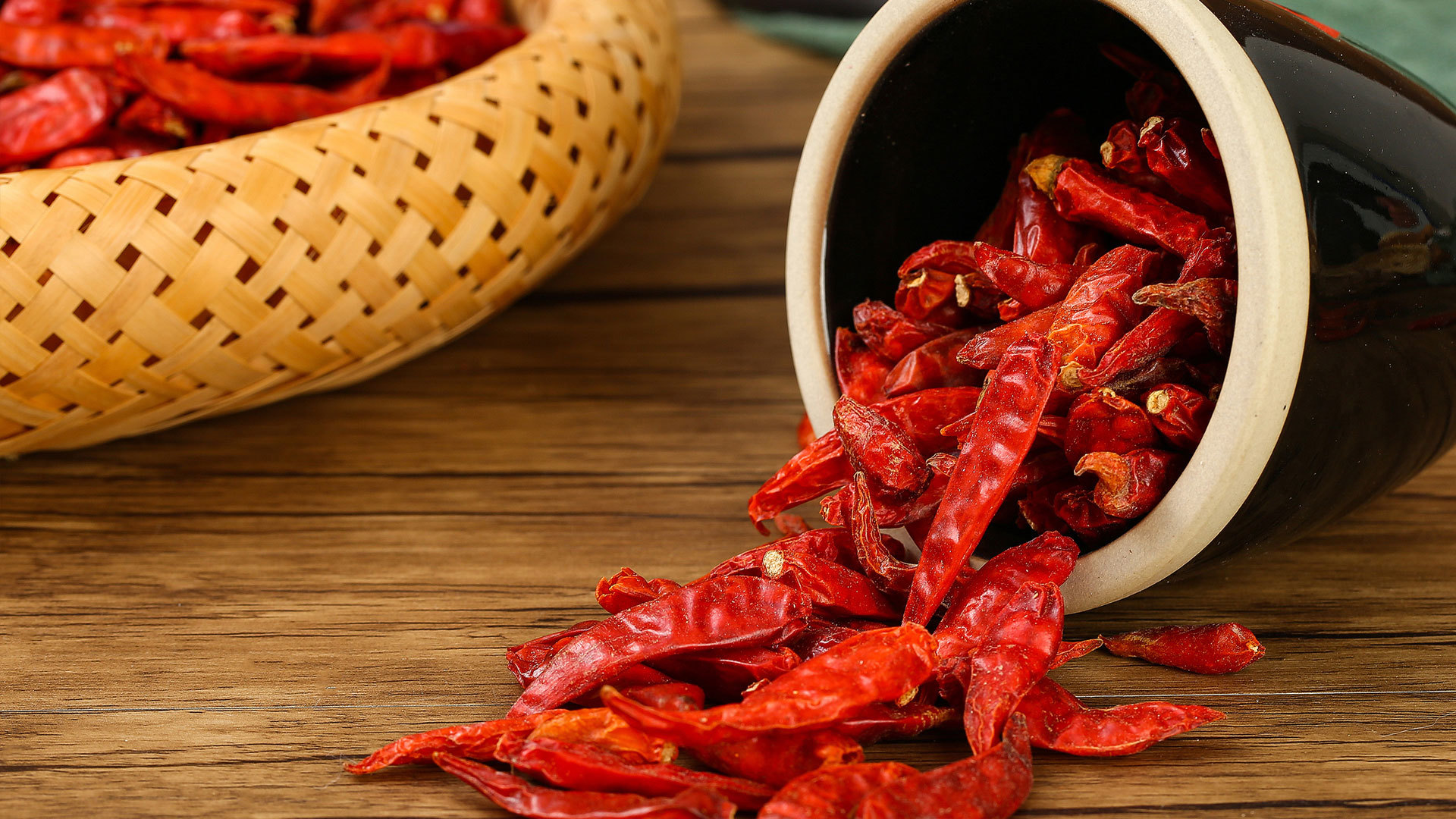 專注花椒、辣椒、黑(hēi)胡椒、白胡椒、八角、茴香、孜然等香辛料的(de)生産加工(gōng)